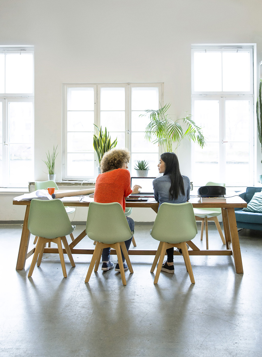 donne sedute a un tavolo in un ufficio